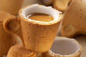 Taza de café hecha con galleta